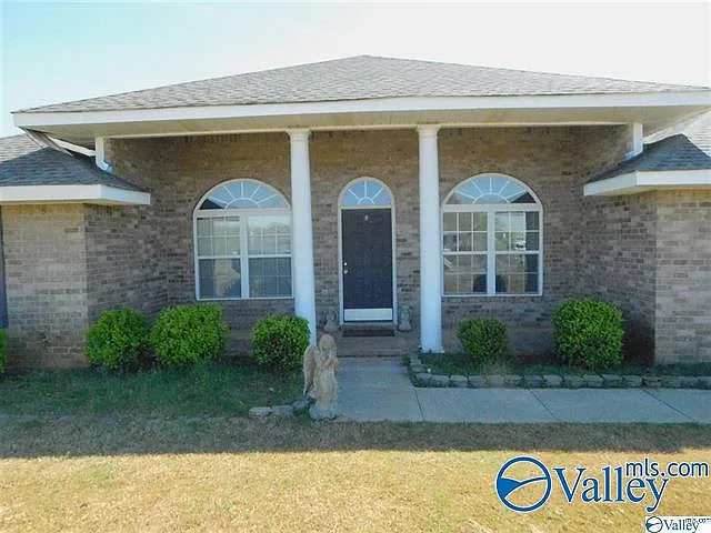 4 bed, 2.0 bath, 2160 sqft, $1,750 — Photo 2