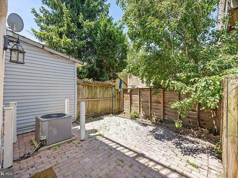 206 E Cross St — Photo 29