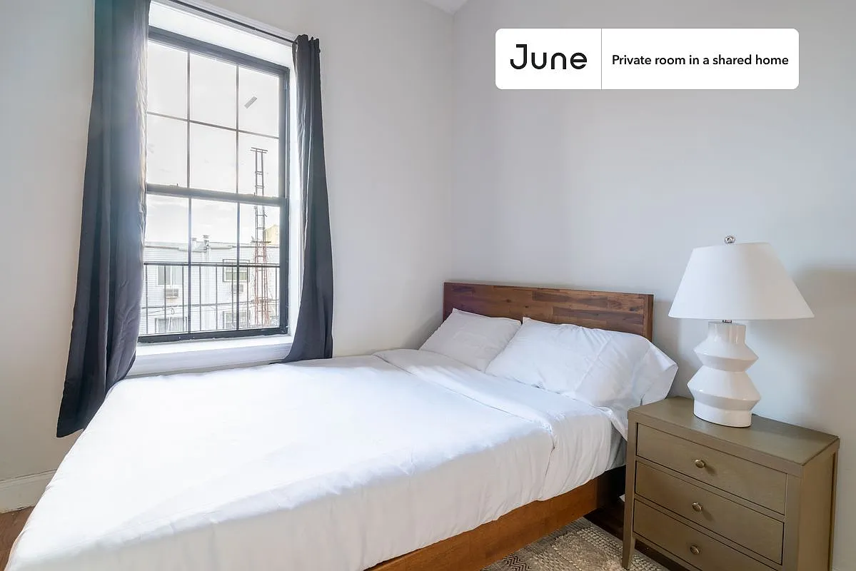 Queen bedroom in 3 bed/2 bath home in Bushwick #892 C — Photo 1