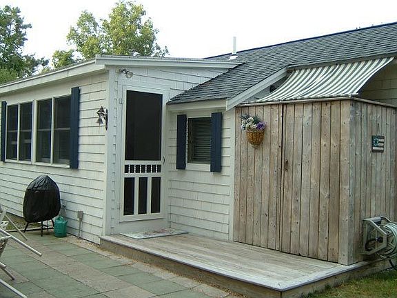 Patio w/outdoor shower