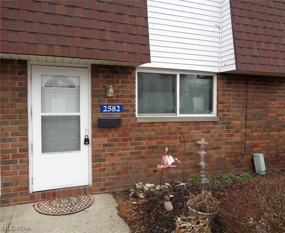 2582 Shakespeare Ln photo 1