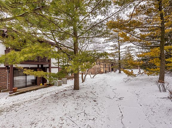 3rd image of 1718 Lakecliffe Dr APT A