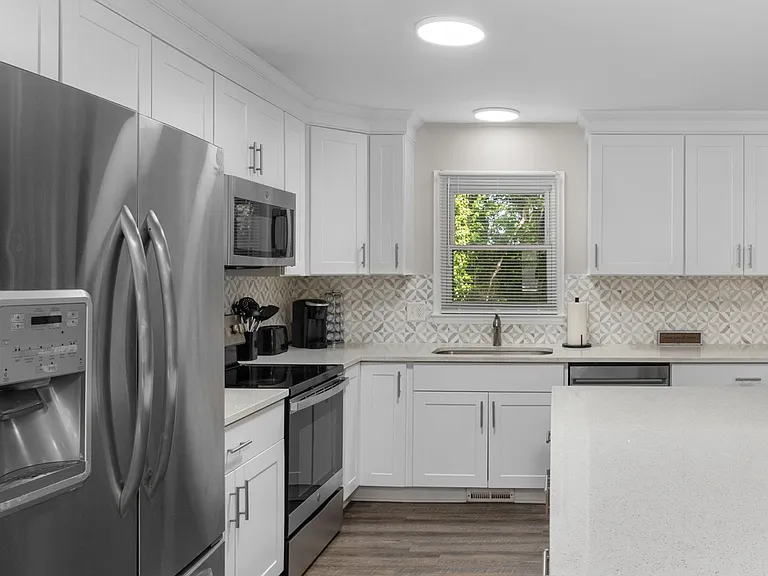 1048 Ivy Ln — Photo 11