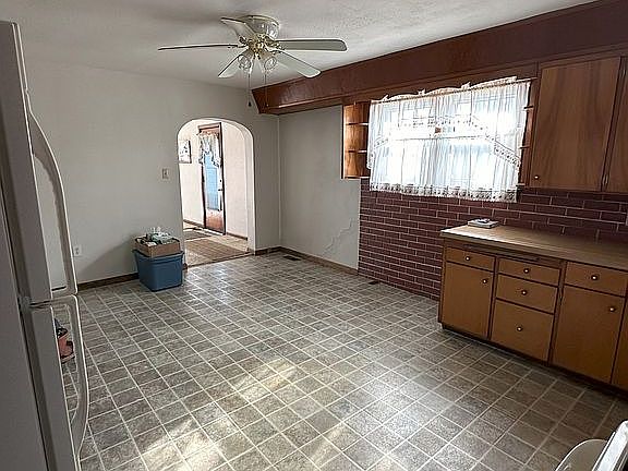 3rd image of 440 Graves St