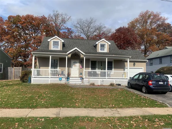 17 N Parkview Circle, Bethpage, NY 11714