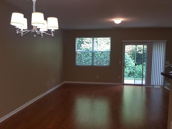 4th image of 105 NE Ellis Dr