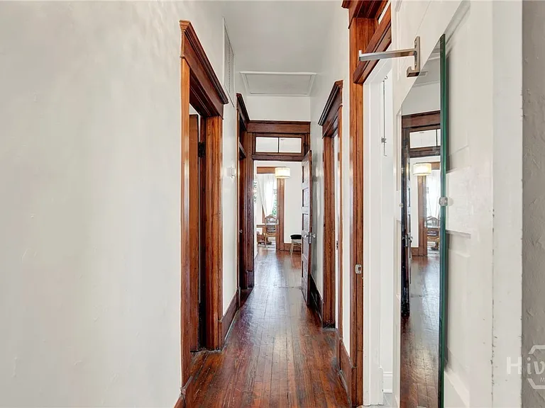 114 W Waldburg St — Photo 24