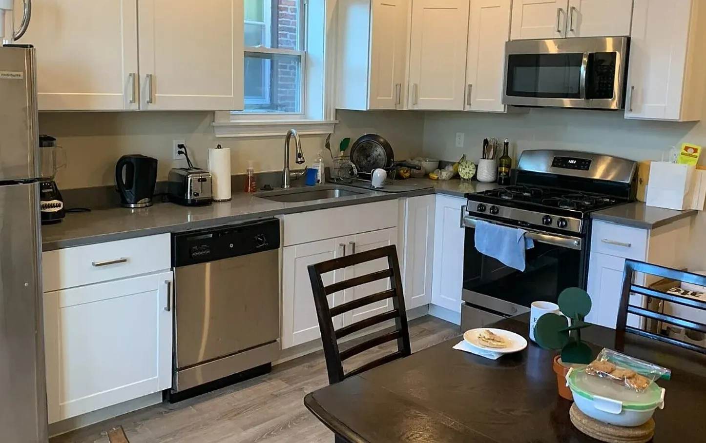 4 bed, 9999 sqft, $6,400 — Photo 2
