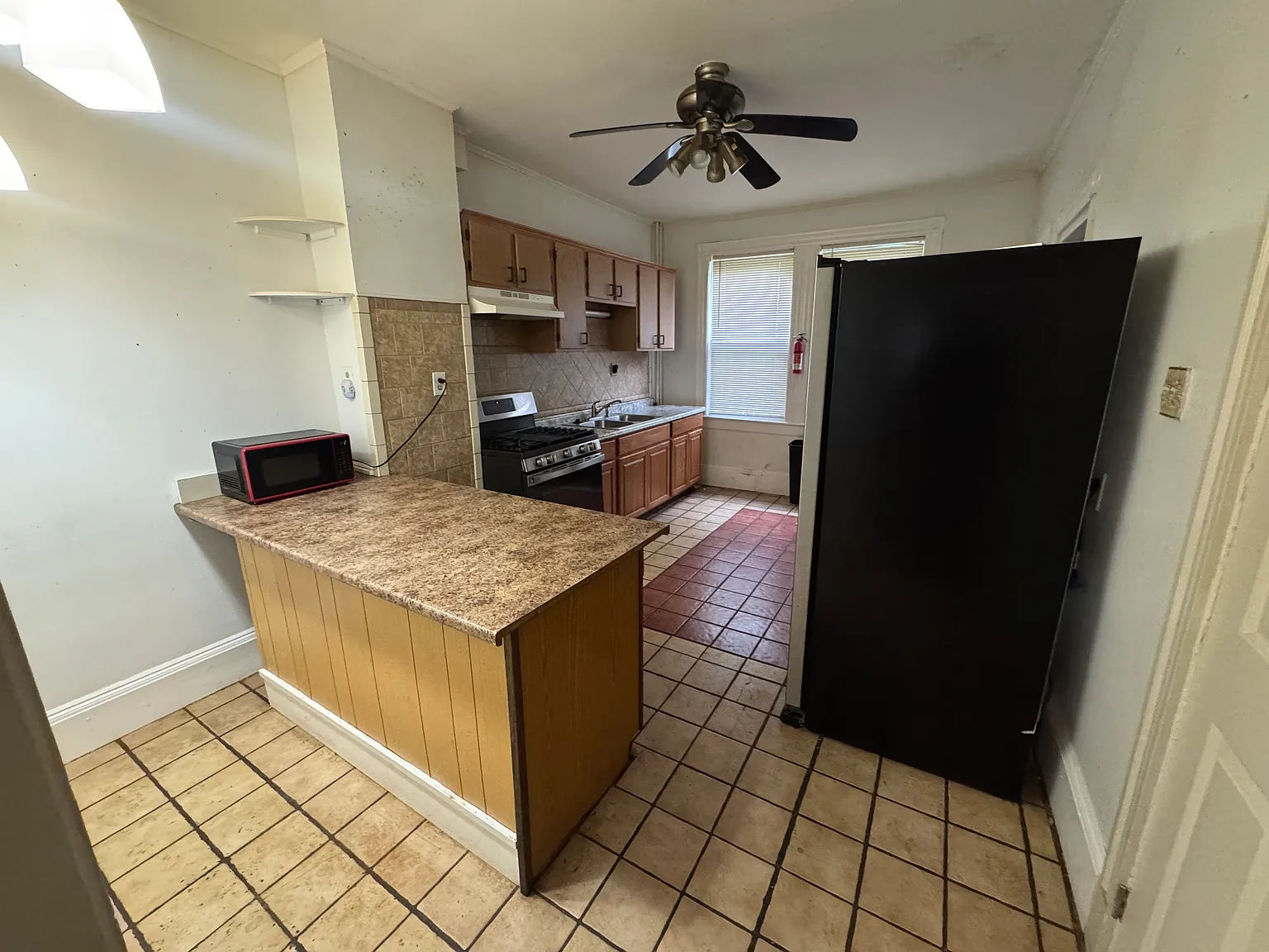 8 bed, 2.5 bath, 3000 sqft, $800 — Photo 2