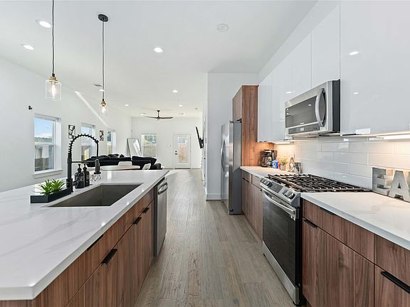 4th image of 3034 Gray St #B