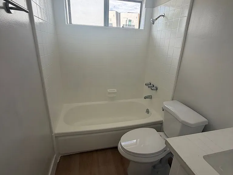 1315 N Fuller Ave — Photo 6