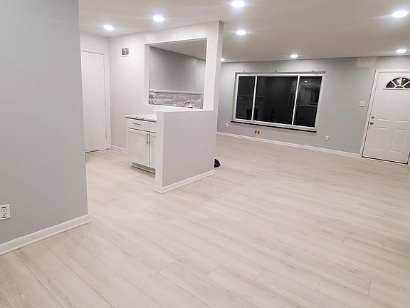 2nd image of 930 Willowdale Ave