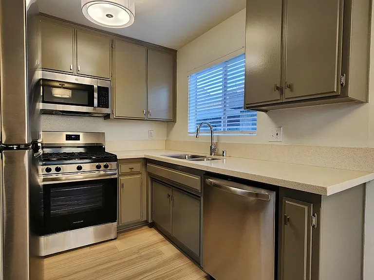 1410 Wellesley Ave #205 — Photo 9