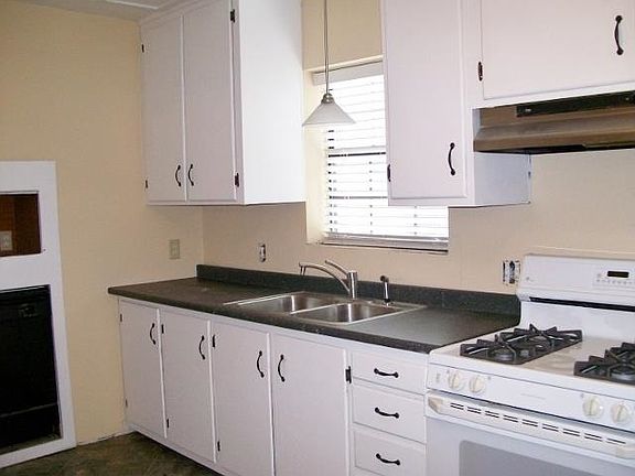 3rd image of 2265 Gladys Ave