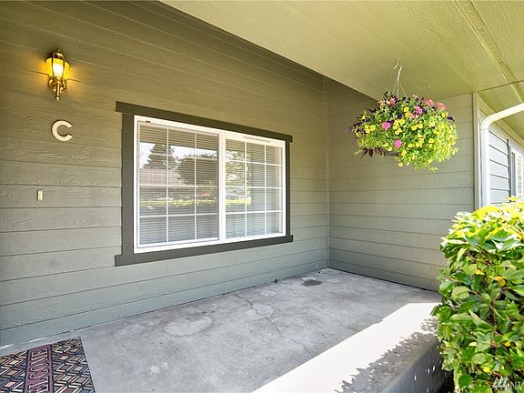 Large front patio with privacy.