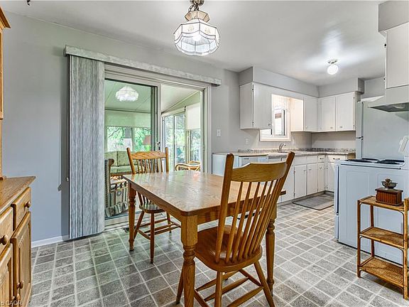 4th image of 65 Summerside Cres