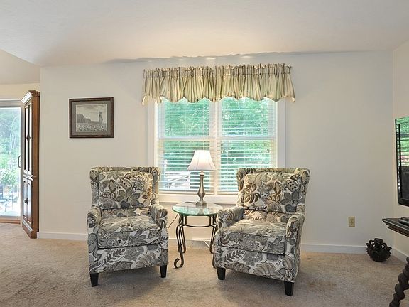 3rd image of 8 Southpoint Dr Unit 8B
