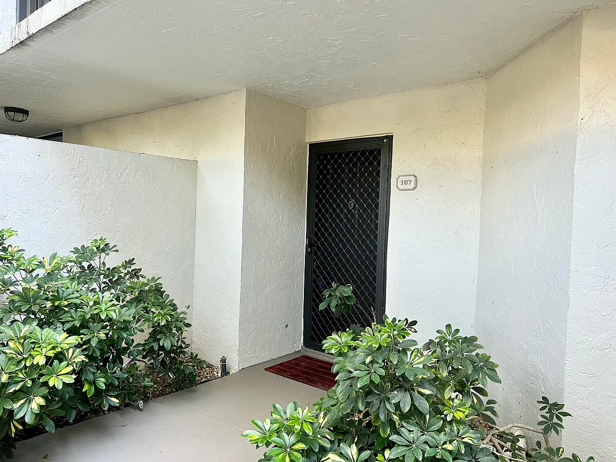 Building Photo - 2025 Lavers Cir #D107