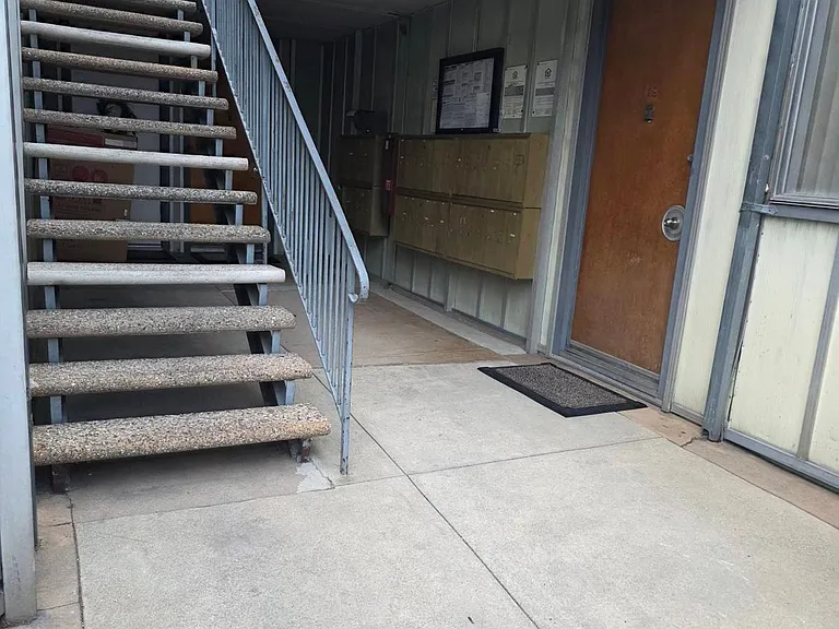 5725 Reseda Blvd — Photo 3