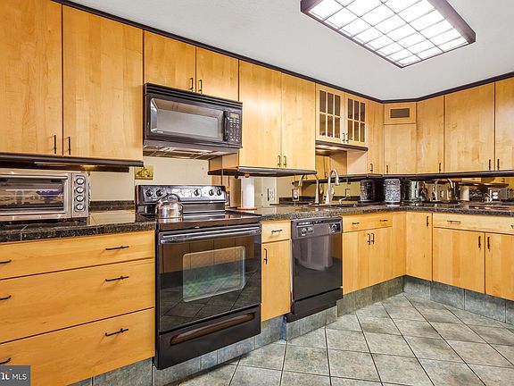 4th image of 309 Yoakum Pkwy APT 608