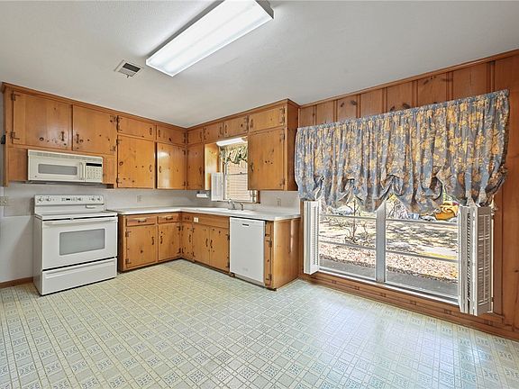 3rd image of 709 Esther Blvd