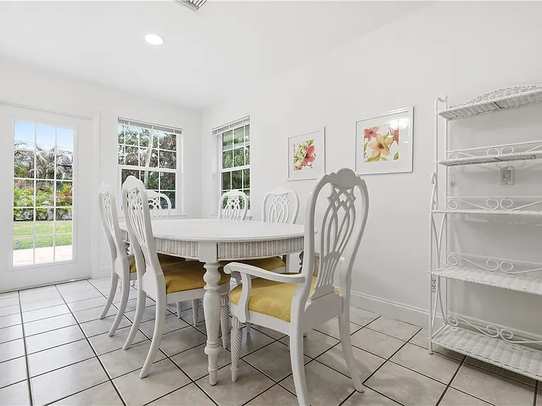 725 Dahlia Ln — Photo 7