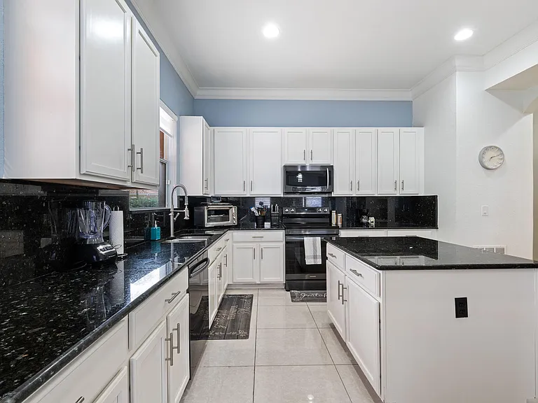 658 Cresta Cir — Photo 13