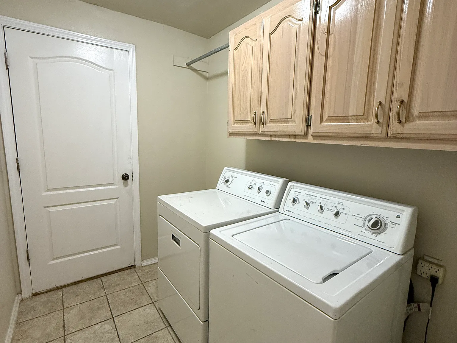 3021 W Elgin St — Photo 2