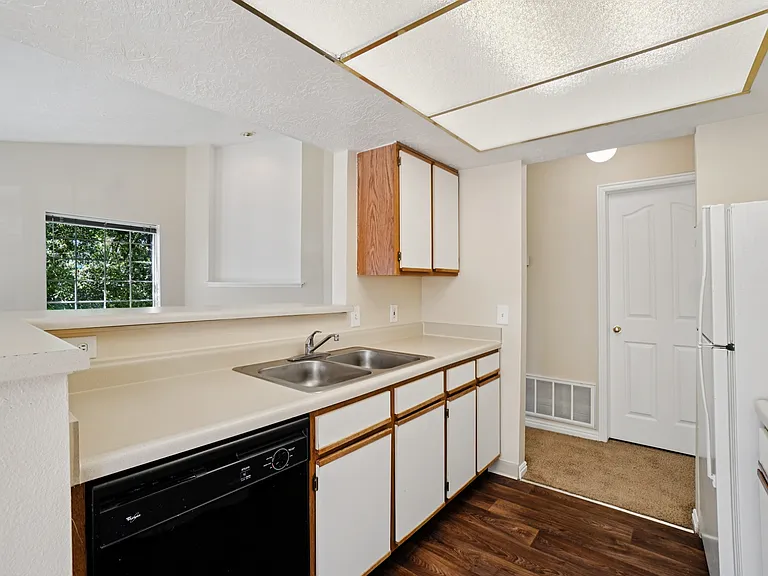 Sterling Pointe Apartments — Photo 34
