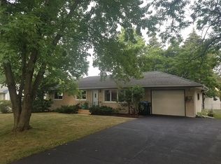 2313 Hand Ave, Roseville, MN 55113