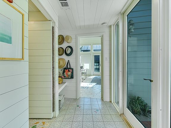 4th image of 907 W Annie St #1