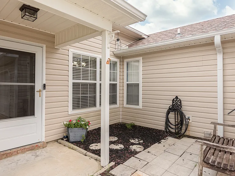 617 Hanley Downs Dr — Photo 3