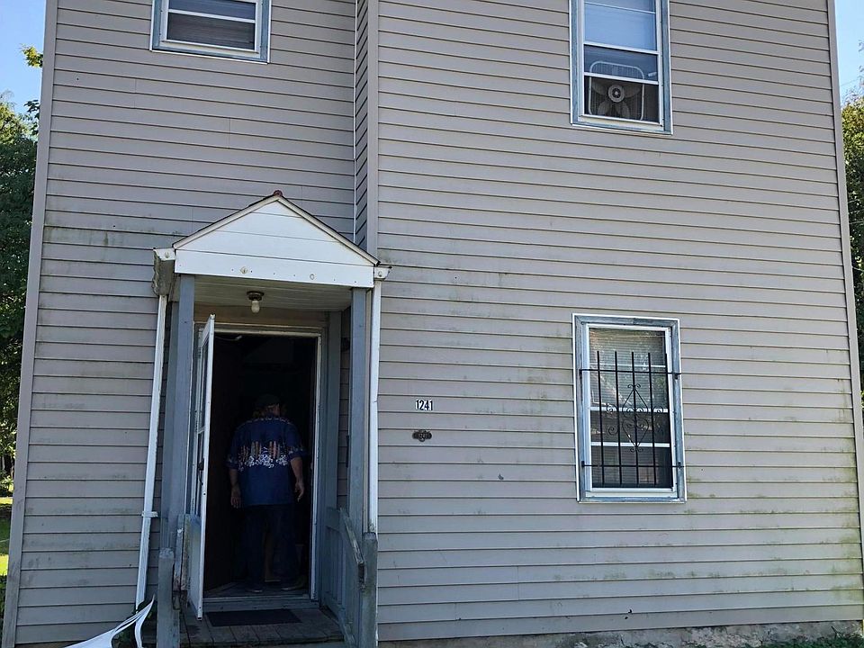 2nd image of 1241 E Mound St
