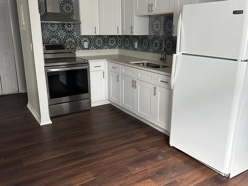 Kitchen - New cabinets and Quartz countertops