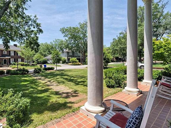 4th image of 5 E Hillcrest Dr
