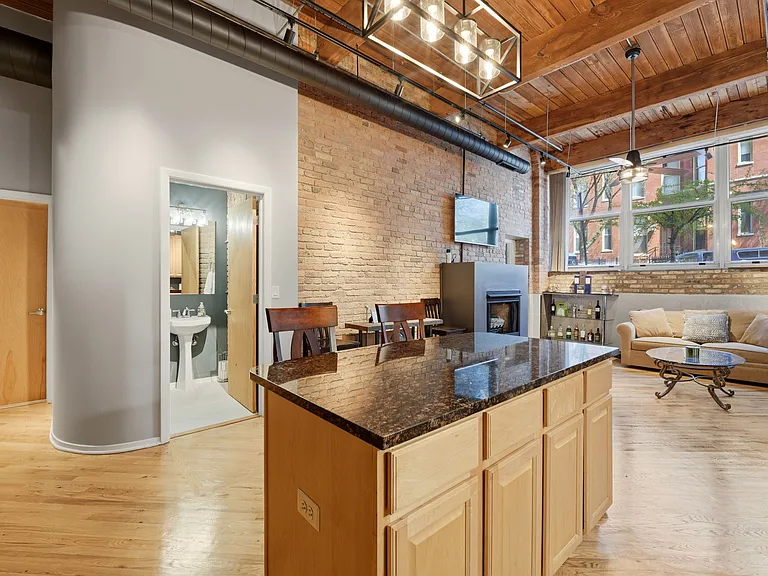 1500 W Monroe St #124 — Photo 9