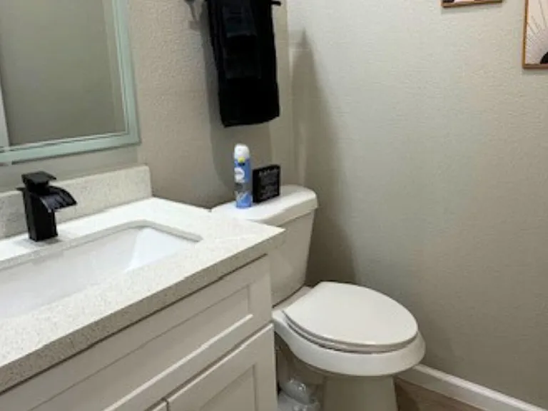Hollyglen Dr — Photo 15
