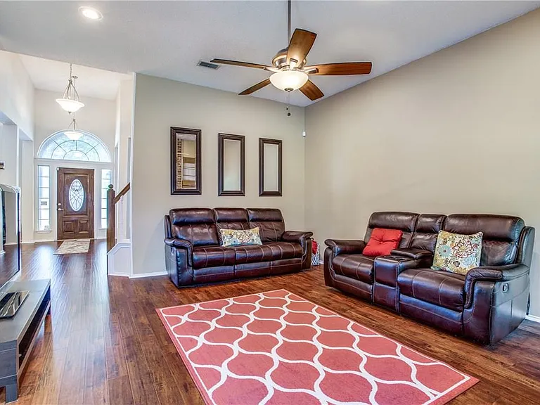 1405 Newbury Ln — Photo 14