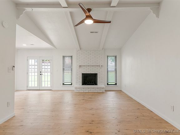 5th image of 101 W Waco Pl
