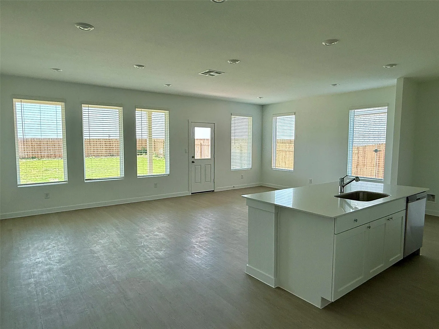 4 bed, 2.0 bath, 2060 sqft, $2,250 — Photo 3