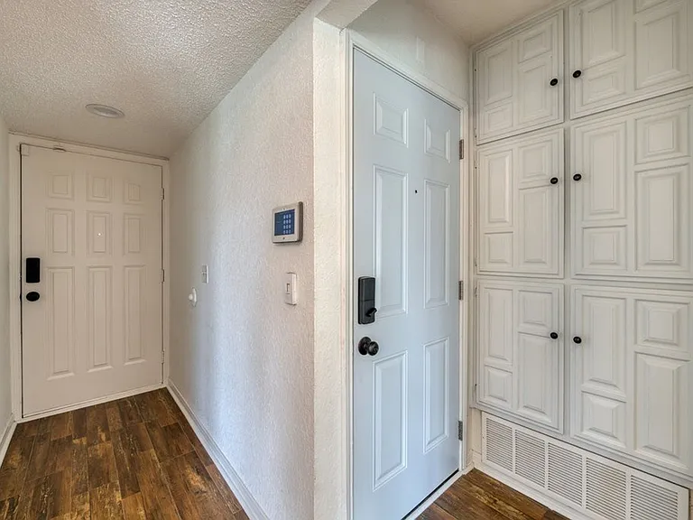 1700 Willow Vale Dr — Photo 3
