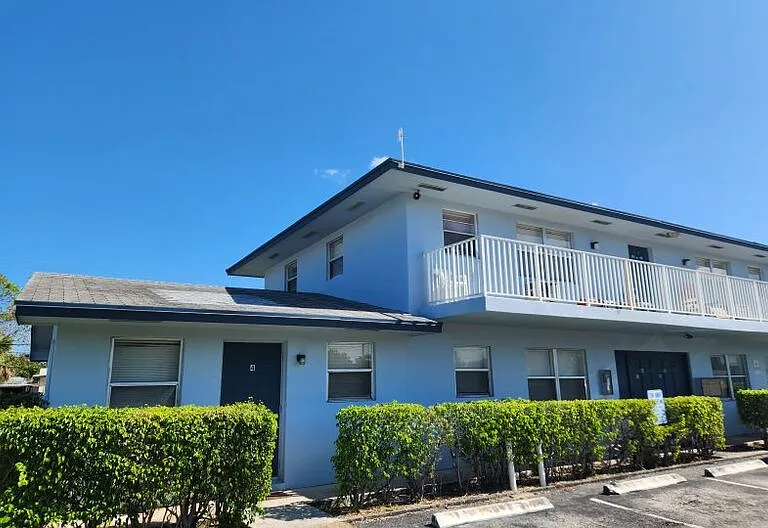 1100 W Blue Heron Blvd #5 — Photo 1