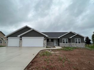 1816 Lucas Dr, New London, WI 54961