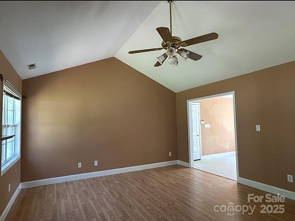 4th image of 3240 Saint Vincent Dr