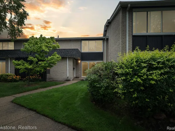 8721 Kennedy Cir Unit 4, Warren, MI 48093