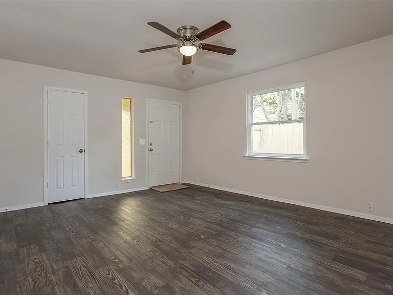 5022 Donnelly Ave — Photo 2