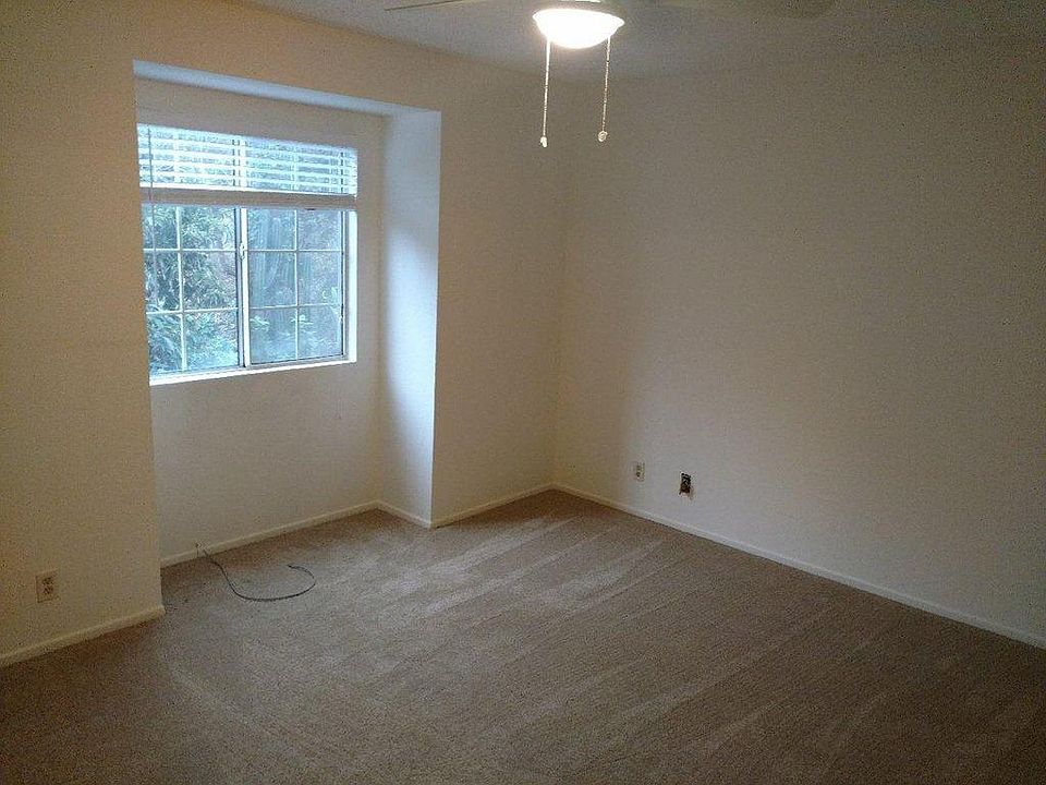2nd image of 1425 Loma Ave APT B