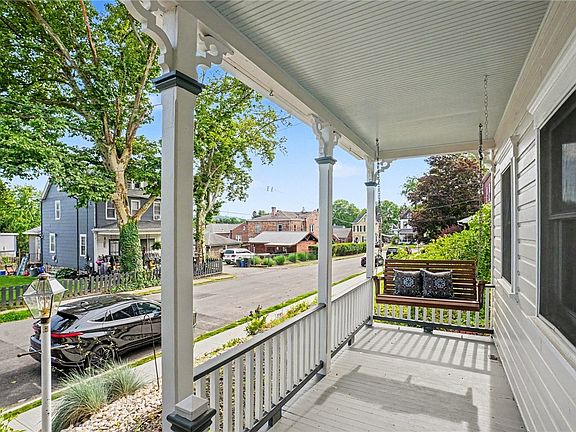 3rd image of 186 Superior Ave