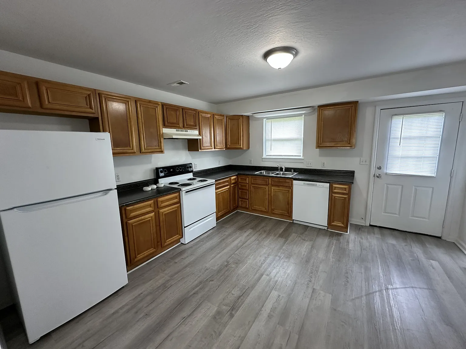 2 bed, 1.5 bath, 900 sqft, $900 — Photo 1