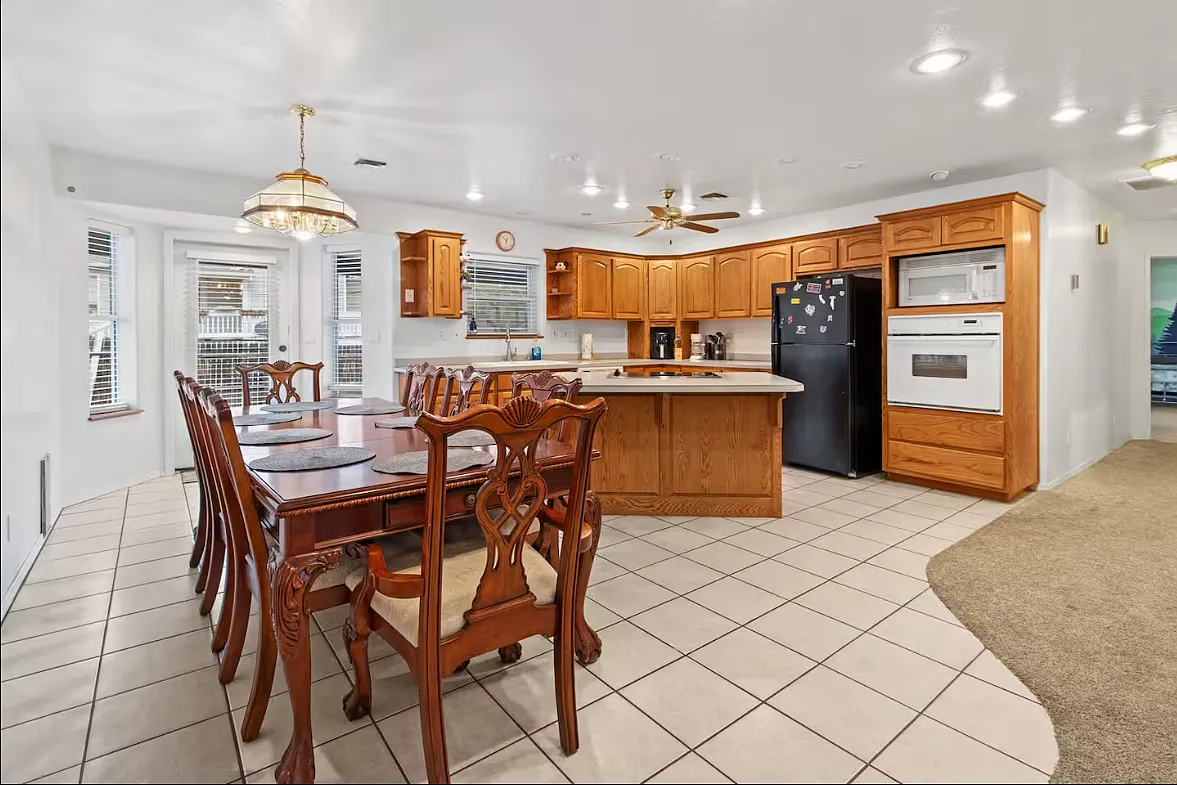 4 bed, 2319 sqft, $2,999 — Photo 2